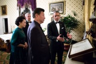 Barack Obama showing Xi Jinping and Peng Liyuan the Gettysburg Address.